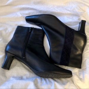 Clarks Size 11 Black Leather 2” Heel Ankle Boots